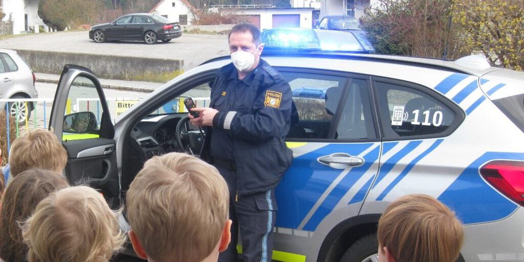 Polizei im Kindergarten St. Michael in Metten